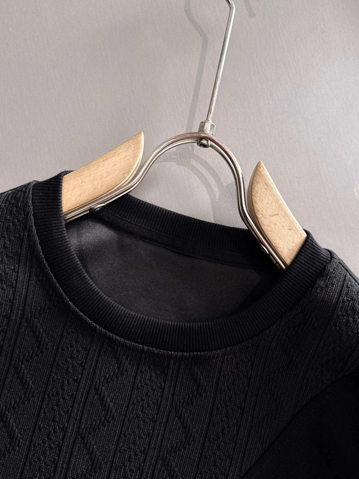P360 Stone Island's exclusive first release of 25ss autumn and winter new round neck long-sleeved sweatshirts for men and women. Many celebrities share the same style. Craftsmanship that cannot be copied by ordinary small workshops. We are not afraid of any challenges in terms of materials, detail restoration and craftsmanship, just to provide you with wonderful products. Compare the top original versions at will. No expense is spared just to do better. Unique imported fabric feel. Purely imported German machine production. Precision operation. Thousands of needles density. Full set of new accessories with three standards for simultaneous customization. The upper body is versatile and fashionable. A perfect choice for autumn and winter. A must-have item. Size chart: m-4XL (Please state your height and weight when placing an order.